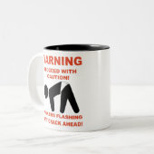 TASSE 2 COULEURS LES TRAVAILLEURS FLASHING BUTT CRACK AVANT LA CHEM (Devant gauche)