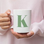 Tasse 2 Couleurs Lettre initiale | Monogramme Moderne Tendance Sage<br><div class="desc">Simple,  élégante lettre initiale personnalisée monogramme tasse de café dans la typographie minimaliste moderne en vert sauge. Un cadeau personnalisé parfait ou un accessoire avec une touche personnelle!</div>