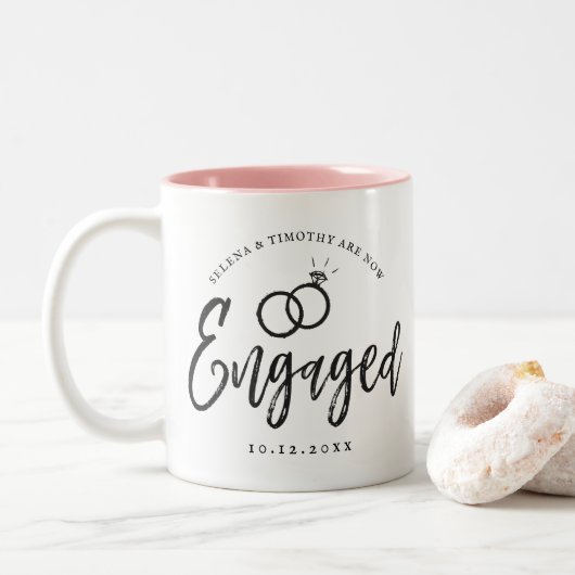Tasse 2 Couleurs Lettres de script de la partie d'engagement (Avec donut)