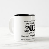 TASSE 2 COULEURS L'EXTRÉMITÉ DU MONDE EST PROCHE ! (Devant gauche)