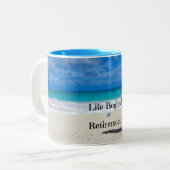 Tasse 2 Couleurs Life Begins at Retirement (Devant gauche)
