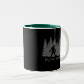 Tasse 2 Couleurs Ligne d'arbre de croyant de Bigfoot (Devant droit)