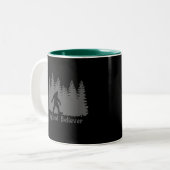 Tasse 2 Couleurs Ligne d'arbre de croyant de Bigfoot (Devant gauche)