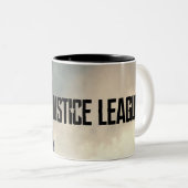 Tasse 2 Couleurs Ligue de Justice | Superman Sur Le Champ De Batail (Devant droit)