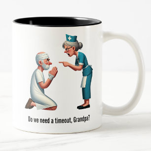 Tasse 2 Couleurs L'infirmière tue un patient aîné qui n'est pas né