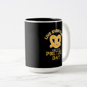 Tasse 2 Couleurs Live Everyday Like It's Pretzel Day (Devant droit)
