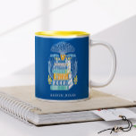 Tasse 2 Couleurs Livres et Louvain de café Personnalisé<br><div class="desc">Conception personnalisée avec une illustration dessinée à la main d'une pile de livres et d'une tasse de café. Parfait pour les amateurs de café.</div>