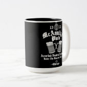 Tasse 2 Couleurs Logo blanc du pub McAnally (Devant droit)