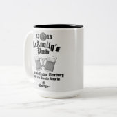 Tasse 2 Couleurs Logo noir du pub McAnally (Devant gauche)