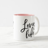 Tasse 2 Couleurs LOVING LIFE noir script minimum cote positive (Devant droit)