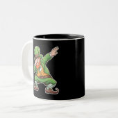 Tasse 2 Couleurs Lutin de la Saint-Patrick Dab Dabbing en vert (Devant gauche)