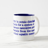 Tasse 2 Couleurs Lyin étrange de femmes dans l'épée de distributin (Devant droit)