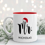 Tasse 2 Couleurs M. Red Santa Hat sur mesure Monogramme de vacances<br><div class="desc">La tasse de Noël met en vedette M. dans un script noir moderne avec votre nom de famille personnalisé. Un Santa Rouge festif qui accentue le design. Un cadeau parfait pour un couple nouvellement marié célébrant leur premier Noël de mariage ! Visitez notre magasin pour la correspondance Mme Holiday Mug....</div>