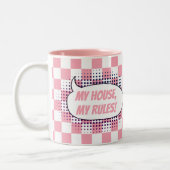 Tasse 2 Couleurs "Ma maison, mes règles !" à damiers arrière - plan (Gauche)
