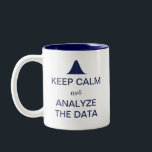 Tasse 2 Couleurs Maintenir le calme et analyser les statistiques de<br><div class="desc">Conserver le calme et analyser les données est un grand mantra pour les statisticiens, les analystes de données et les scientifiques de données. La courbe de la cloche gaussienne est présentée en bleu à la place de la couronne habituelle Keep Calm. Le ET est affiché en lettres grecques, quelque chose...</div>