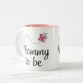 Tasse 2 Couleurs Maman à être cadeau rose de papillon (Devant gauche)