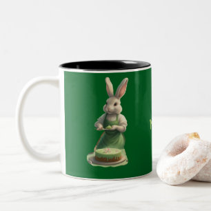 Tasse 2 Couleurs Maman lapin de Pâques faisant un gâteau d'annivers