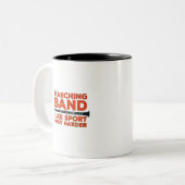 Tasse 2 Couleurs Marching Band Comme Sport Seulement Plus Harder (Devant gauche)