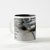 Tasse 2 Couleurs Marines embarquent un hélicoptère CH-46E Sea Knigh (Devant gauche)