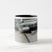 Tasse 2 Couleurs Marines embarquent un hélicoptère CH-46E Sea Knigh (Centre)