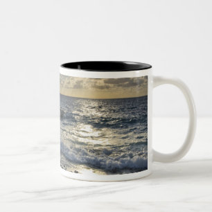 Tasse 2 Couleurs Mer des Caraïbes, Îles Caïmans.  Vagues déferlante