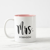 Tasse 2 Couleurs Mme Black Modern Script Mariage Personnalisé (Gauche)