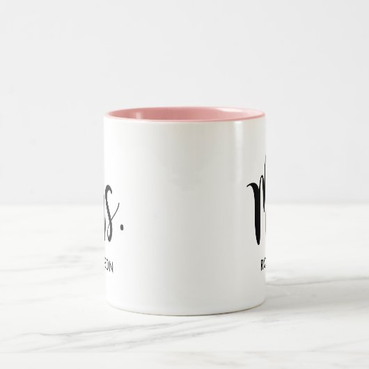 Tasse 2 Couleurs Mme Black Modern Script Mariage Personnalisé (Centre)
