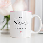 Tasse 2 Couleurs Mme Personalized Black Script Nom Mariage<br><div class="desc">La tasse à café Mme personnalisée pour elle présente un texte en script noir moderne qui peut être personnalisé avec le nom de famille marié de la mariée et la date de mariage établie. Comprend un accent de coeur rose mignon. Fait un cadeau spécial pour la nouvelle mariée Mme!</div>