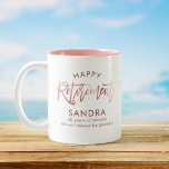 Tasse 2 Couleurs Moderne Élégant Script Rose Or joyeuse retraite<br><div class="desc">La tasse de retraite joyeuse moderne. Personnalisez avec votre nom personnalisé et 1 ou 2 autres lignes de texte personnalisé ainsi que l'option de changer la couleur de l'intérieur de la tasse. C'est la version or rose.</div>