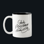 Tasse 2 Couleurs Mon spectacle de crime<br><div class="desc">Avez-vous brûlé des séries après des séries d'émissions de crimes toujours à la recherche d'une nouvelle ? Cette tasse peut s'avérer utile lorsque vous vous prosternez dans une frénésie ! Mug est fait main avec "Shh...  Mon spectacle de crime est allumé."</div>