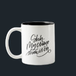 Tasse 2 Couleurs Mon spectacle de crime<br><div class="desc">Avez-vous brûlé des séries après des séries d'émissions de crimes toujours à la recherche d'une nouvelle ? Cette tasse peut s'avérer utile lorsque vous vous prosternez dans une frénésie ! Mug est fait main avec "Shh...  Mon spectacle de crime est allumé."</div>