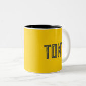 Tasse 2 Couleurs Monogramme de nom personnalisé en néon uni jaune-o (Devant droit)