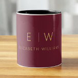 Tasse 2 Couleurs Monogramme minimaliste classique en or de Bourgogn<br><div class="desc">Sirotez un verre de style avec cette tasse à café bicolore monogramme minimaliste en or bordeaux classique. Doté d'un riche arrière - plan bordeaux, d'une élégante typographie dorée et d'une disposition moderne et élégante, ce mug personnalisé allie luxe intemporel et fonctionnalité quotidienne. Parfait comme cadeau mariage, cadeau d'anniversaire, cadeau de...</div>