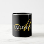 Tasse 2 Couleurs Monogramme moderne Gold Noir Blanc Nom du script<br><div class="desc">Un élégant monogramme or et blanc sur une tasse noire riche pour une tasse élégante avec votre nom et votre initiale.</div>