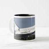 Tasse 2 Couleurs Navette spatiale Découverte atterrit sur la piste  (Devant gauche)