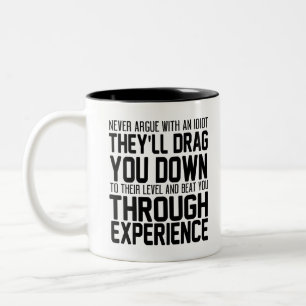 Tasse 2 Couleurs Ne jamais discuter avec un idiot, ils vous traîne