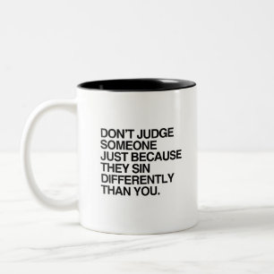 TASSE 2 COULEURS NE JUGEZ PAS QUELQU'UN PARCE QU'ILS SIGNENT DIFFÉR