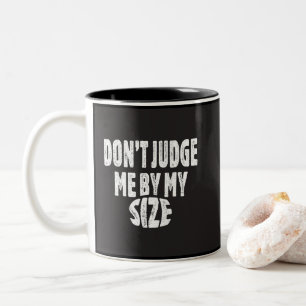 Tasse 2 Couleurs Ne me jugez pas par ma taille