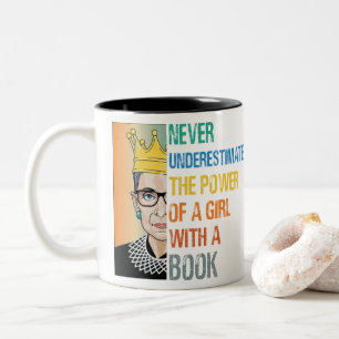 Tasse 2 Couleurs Ne sous-estimez jamais le pouvoir d'une fille avec