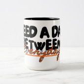Tasse 2 Couleurs Need a Day Between Everyday Funny  (Centre)