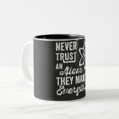 Tasse 2 Couleurs Never Trust An Atom, They Make Up Everything (Devant gauche)