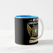 Tasse 2 Couleurs Never Underestimate The Power Of A Champion (Devant droit)