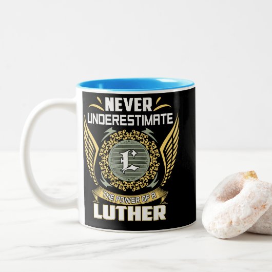 Tasse 2 Couleurs Never Underestimate The Power Of A Luther (Avec donut)