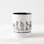 Tasse 2 Couleurs New York City New York Joyeux Hanoukka Chanukah Ho<br><div class="desc">Il présente une illustration originale en stylo et en encre de divers monuments de New York "habillés" pour la saison des fêtes. Parfait pour Hanoukka ! Ne vois-tu pas ce que tu cherches ? Vous avez besoin d'aide pour la personnalisation ? Contactez Rebecca pour avoir quelque chose conçu pour vous....</div>
