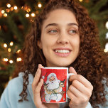 Tasse 2 Couleurs Noël Vintage Père Noël tenant deux crevettes<br><div class="desc">Le Père Noël rétro mignon tient deux petites veines. Ils feront bientôt partie de son équipe. Grand cadeau de Noël pour les amis et la famille.</div>