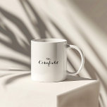 Tasse 2 Couleurs Noir minimaliste et blanc Mme Mariée nouvellement<br><div class="desc">Cette tasse à café minimaliste en noir et blanc de mme mariée est un cadeau parfait pour la mariée ou la mariée pour être pour un wedding shower rustique. Le design comporte une belle police noire dans un arrière - plan blanc pour agrémenter votre événement.</div>