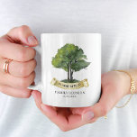 Tasse 2 Couleurs Nom de conservation de l'arbre de réunion de famil<br><div class="desc">Doté d'un aquarelle,  ce mignon modèle minimaliste de la réunion familiale personnalisée est facile à customiser et prêt à ajouter vos détails annuels de la réunion de famille cette année. Vous pouvez cliquer sur le bouton "Personnaliser" pour ajouter votre événement de réunion.</div>
