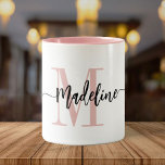 Tasse 2 Couleurs Nom de monogramme personnalisé Flèches de script m<br><div class="desc">Élégante tasse à café moderne avec votre nom personnalisé et monogramme dans un design de calligraphie en écriture manuscrite et minimaliste rose et noir, ce design piloté par la typographie fait un grand cadeau pour les collègues, enseignants, entraîneurs, copines, petits amis, épouses, filles, ou tout autre travail ou membre de...</div>