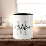 Tasse 2 Couleurs Nom de monogramme personnalisé Flèches de script m<br><div class="desc">Élégante tasse à café moderne avec votre nom personnalisé et monogramme dans un design de calligraphie à la main tendance en gris et noir minimaliste, ce design à base de typographie fait un grand cadeau pour les collègues, les enseignants, les entraîneurs, les petites amies, les petits amis, les épouses, les...</div>