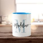 Tasse 2 Couleurs Nom de monogramme personnalisé Flèches de script m<br><div class="desc">Élégante tasse à café moderne avec votre nom personnalisé et monogramme dans un design de calligraphie à la main tendance en bleu clair et noir minimaliste, ce design à base de typographie fait un grand cadeau pour les collègues, enseignants, entraîneurs, copines, petits amis, épouses, filles, ou tout autre travail ou...</div>